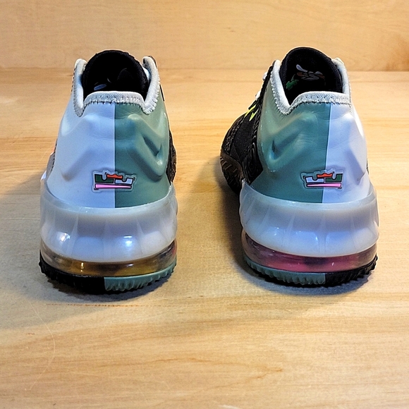 Nike Lebron 18 x Space Jam Bugs vs Marvin Shoes - Picture 5 of 10